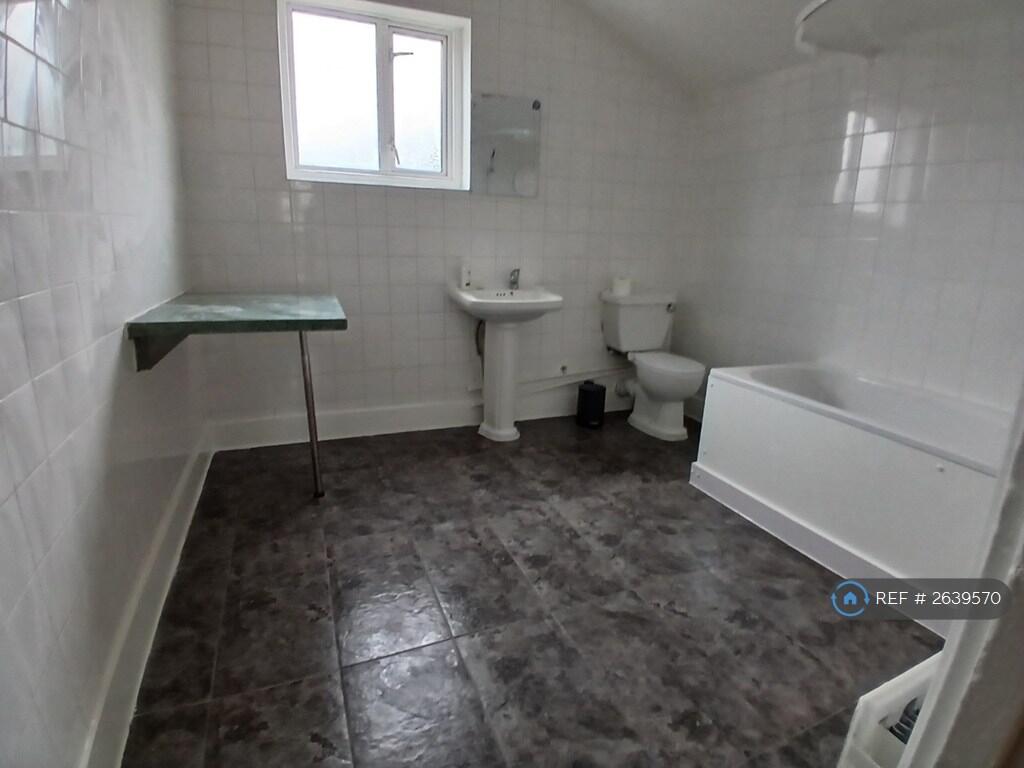 1st Floor Bathroom 