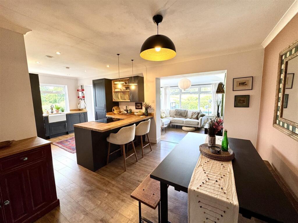 KITCHEN/BREAKFAST/DINING ROOM