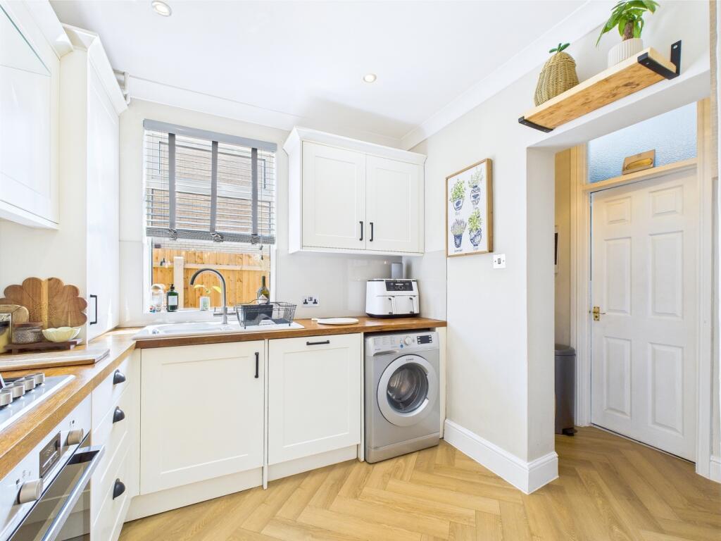 CAM01909G0-PR0330-STILL022