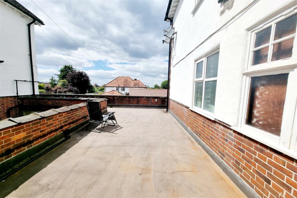 COMMUNAL TERRACE: