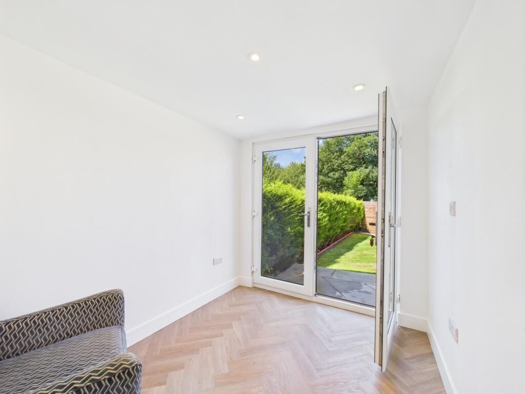 CAM02093G0-PR0048-STILL009