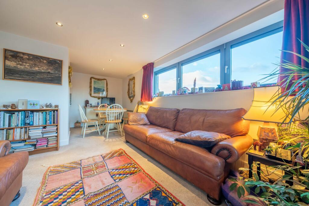 OPEN PLAN LIVING AREA