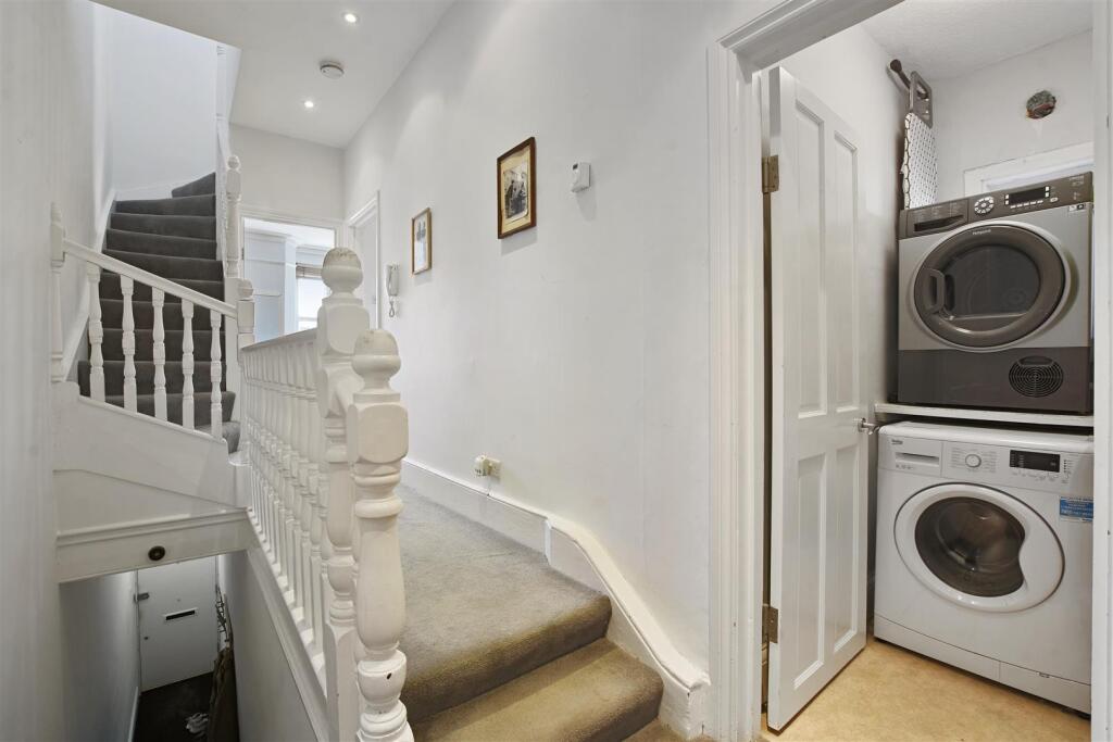 09-5922GCWT - Flat B 27 Leghorn Road - Hall -Origi