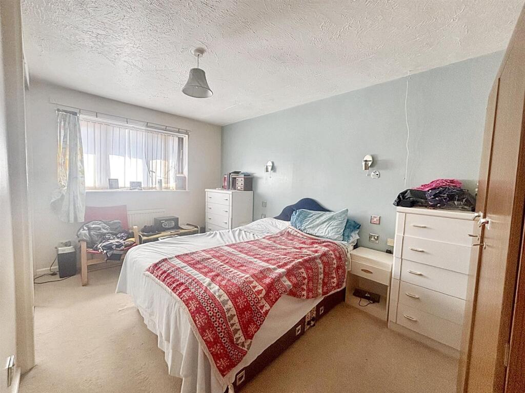 Bedroom 1.jpg