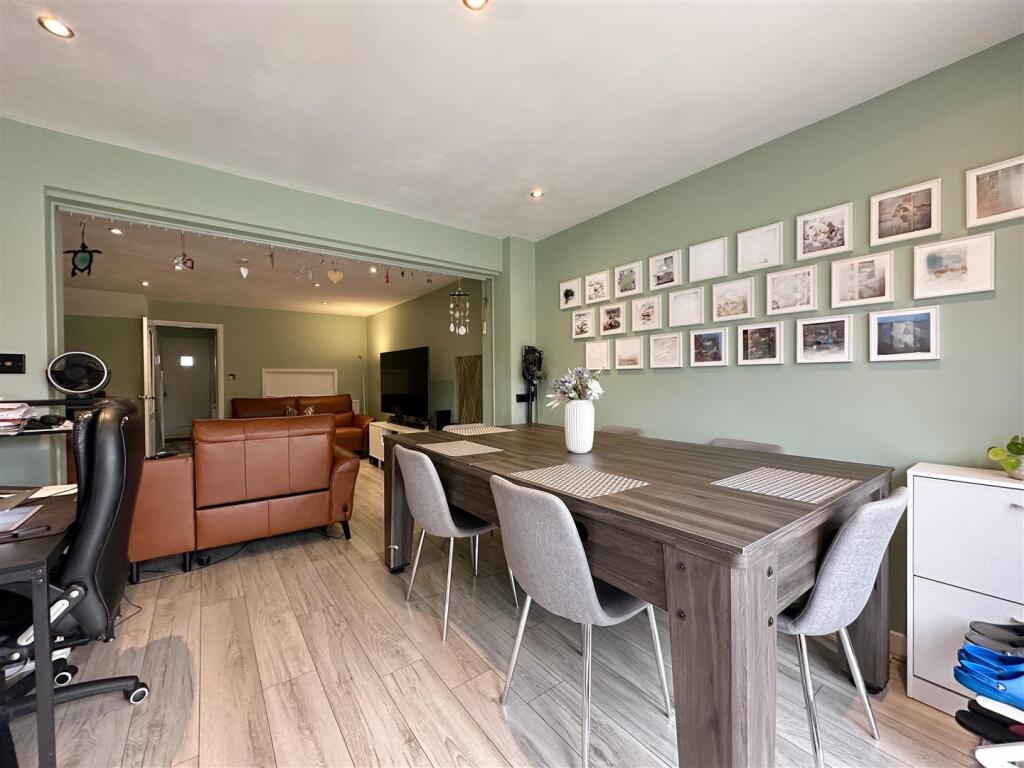 EXTENDED RECEPTION ROOM