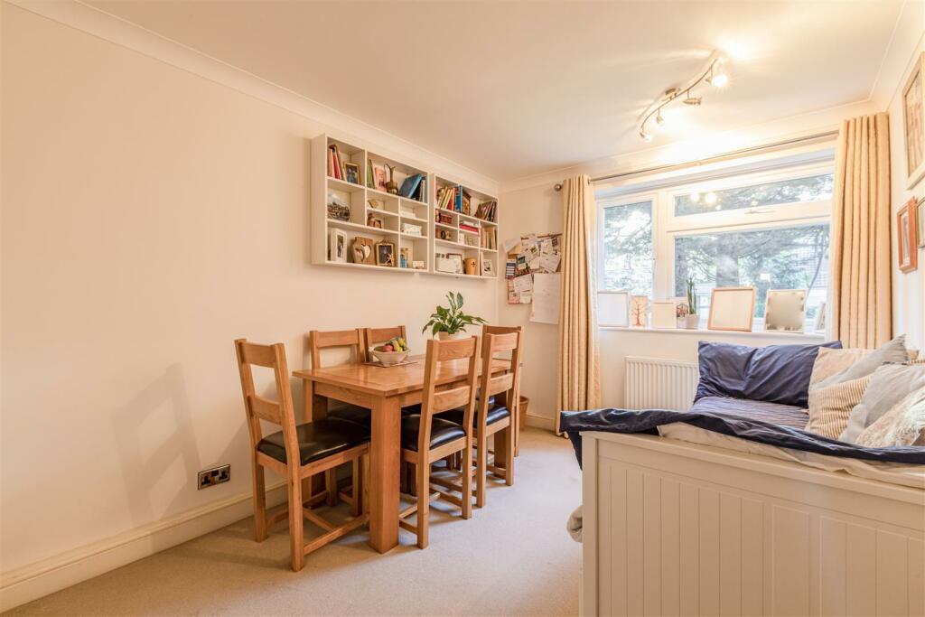 10 Brockley Combe, Weybridge, KT13 9QB - 9.jpg