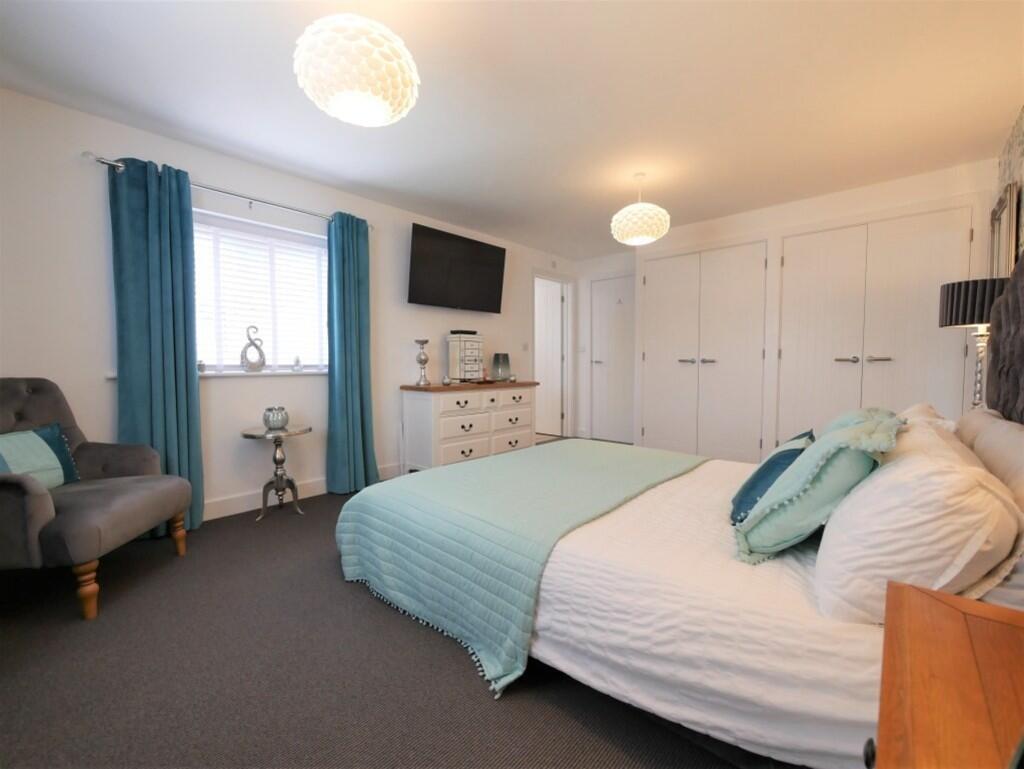 PRINCIPAL BEDROOM...