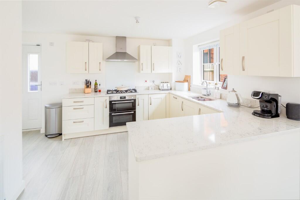 Kitchen/Family/Dine