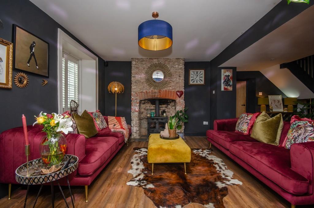 Living room pic 3.jpg