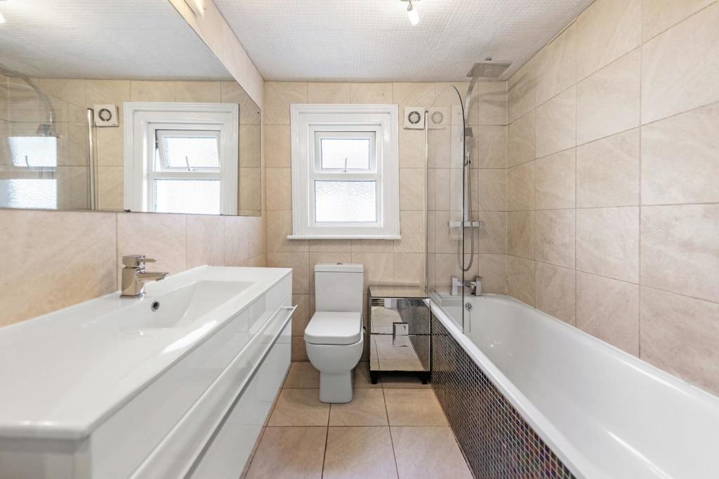 Bathroom (1).jpg