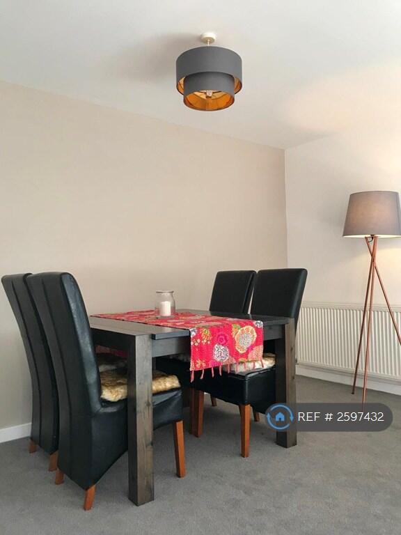 Bright Livingroom - Dining Area