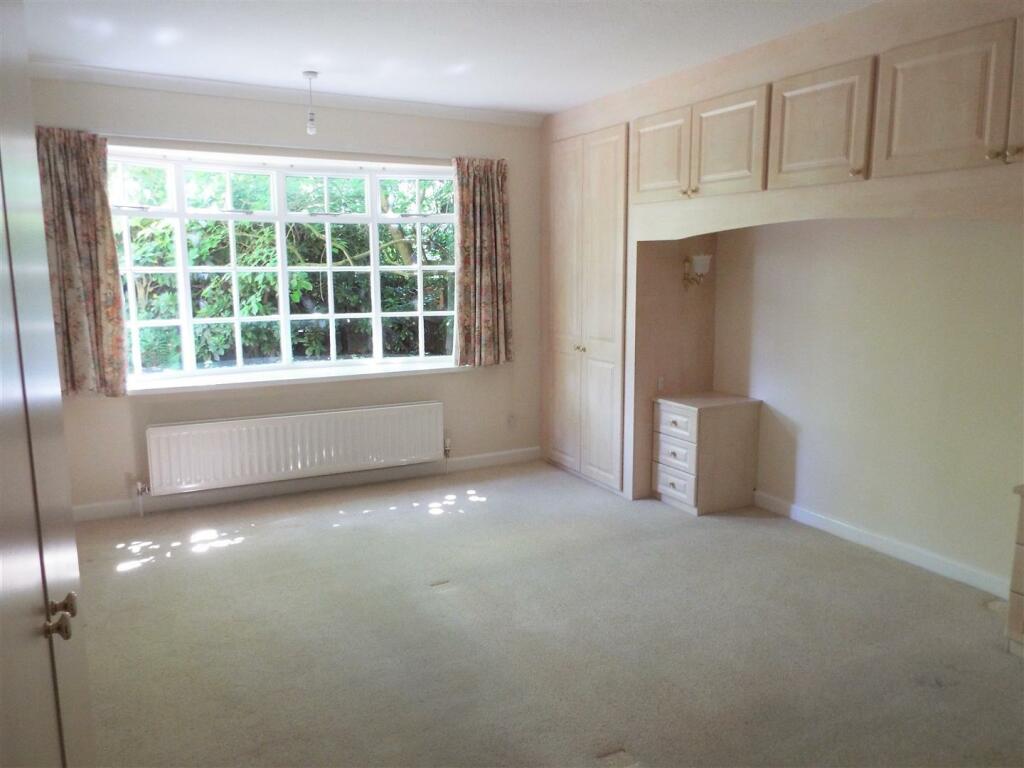 MAIN BEDROOM
