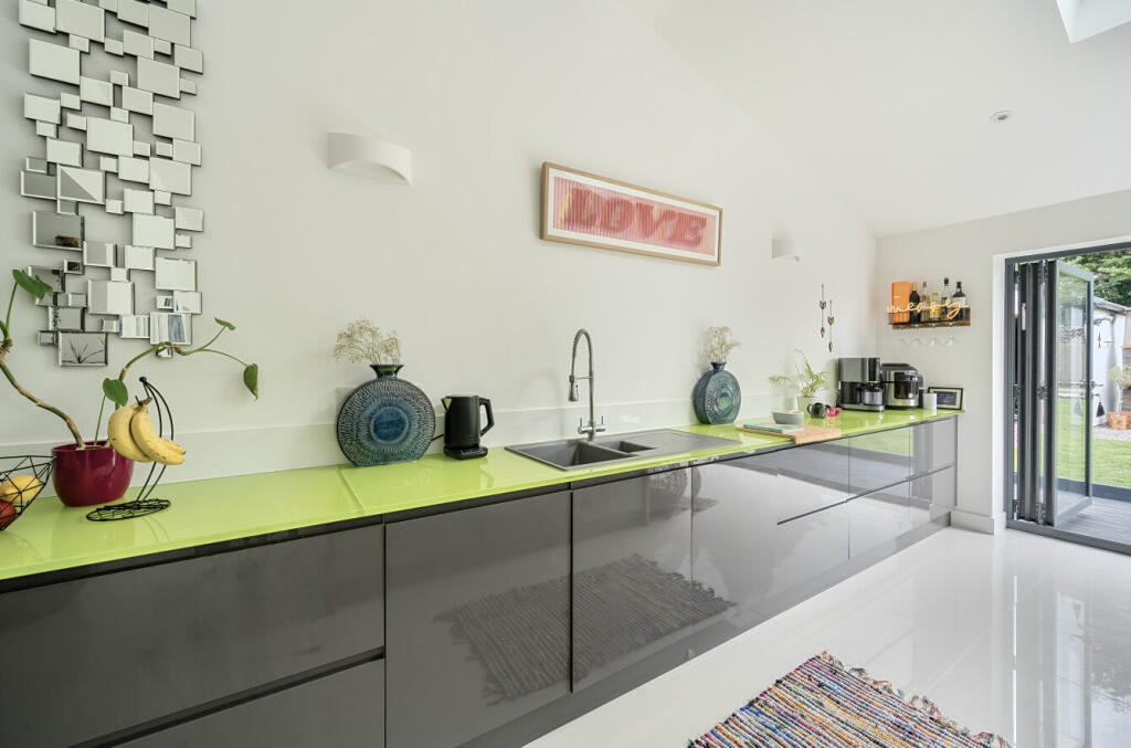 1306998116849880736a92