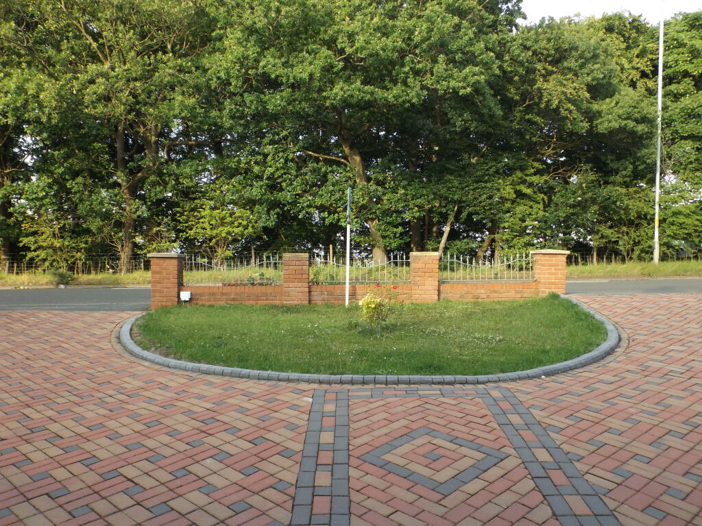 34 - Driveway Garden.JPG