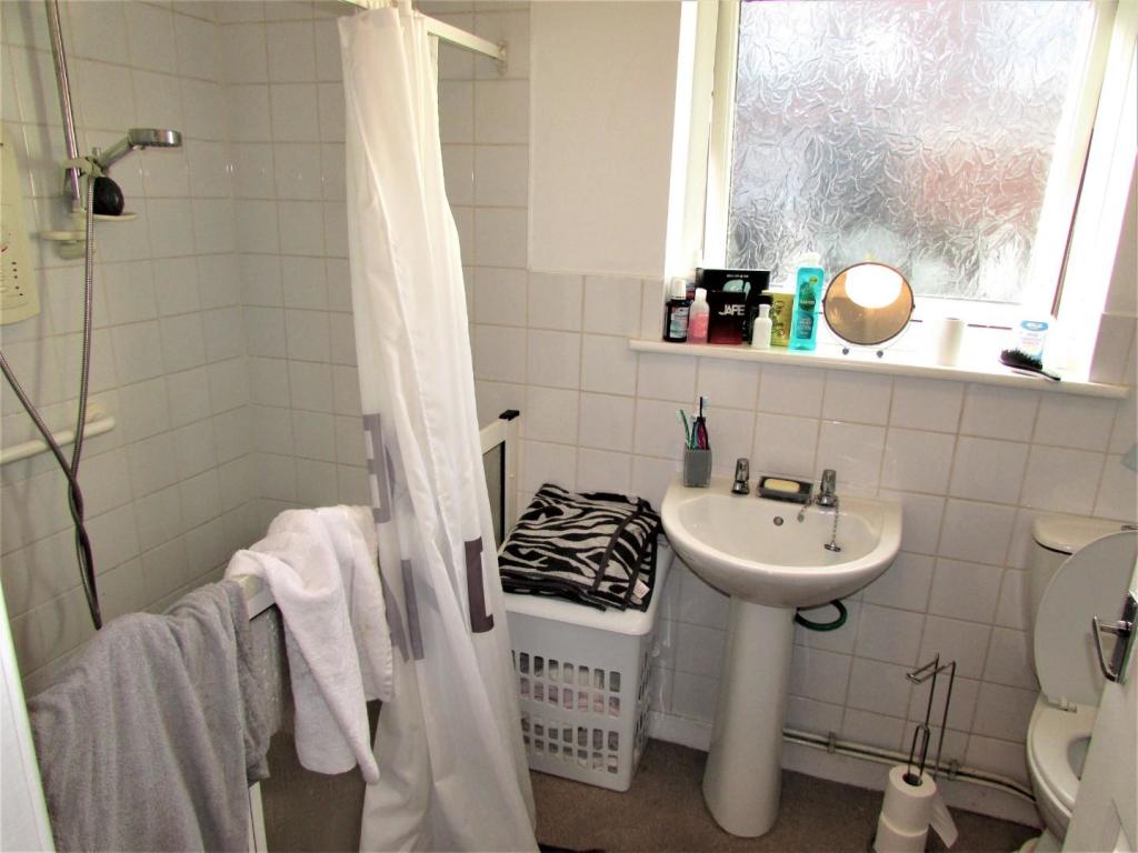 RegentSt17shower.JPG