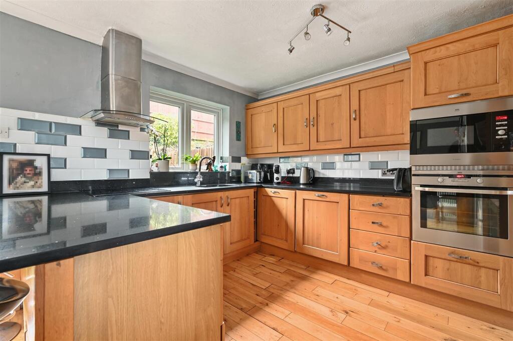 2 New Barn Close, Portslade, BN41 (13).jpg