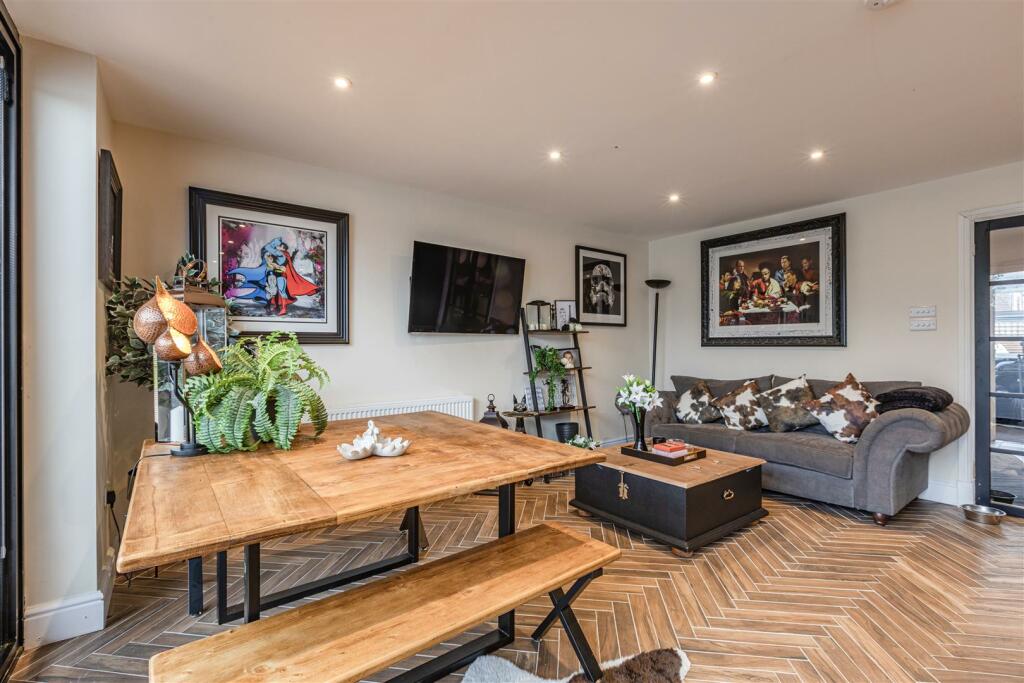21 Linden Close, New Haw, KT15 3HG - 17.jpg
