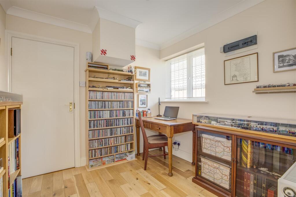4 Gardner Close, HP15 6HT-7.jpg