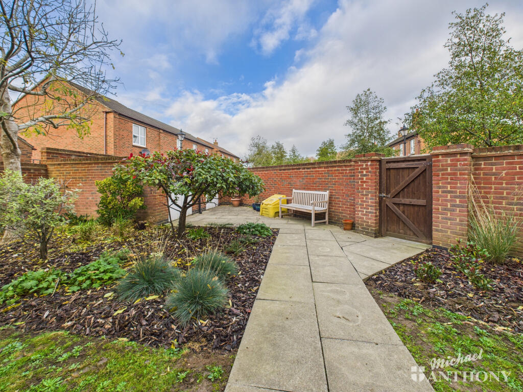 CAM03852G0-PR0476-STILL011