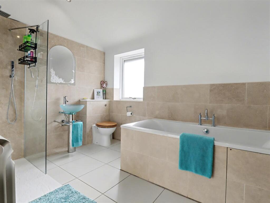 Ensuite bedroom 2