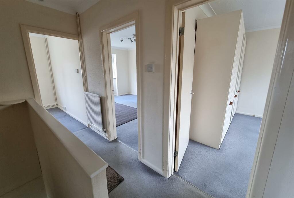 FIRST FLOOR LANDING: