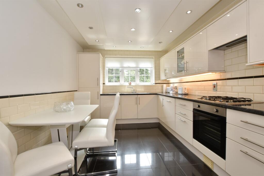 Kitchen/ Dining Room