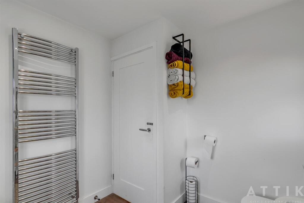 10 Queens Drive, Halesworth IP19 8DN (20).jpg