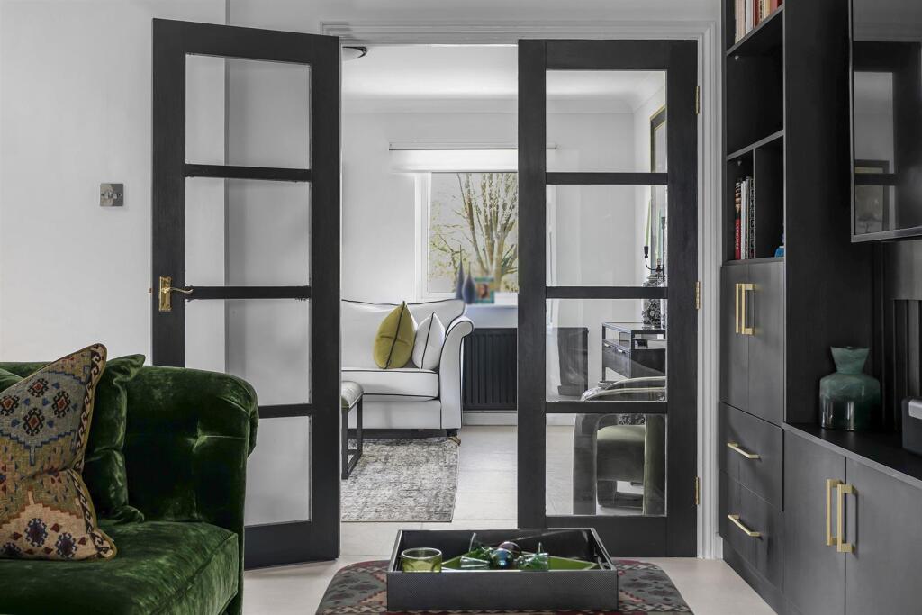 Mayfields, 1 Manor Close