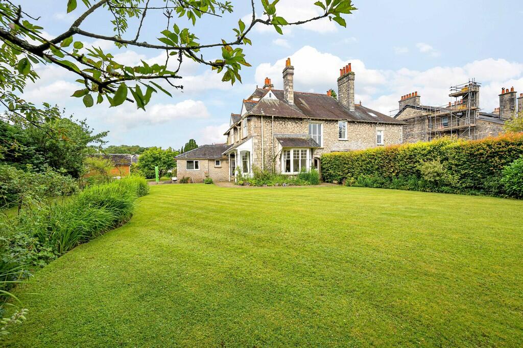 Rear Landscaped G...