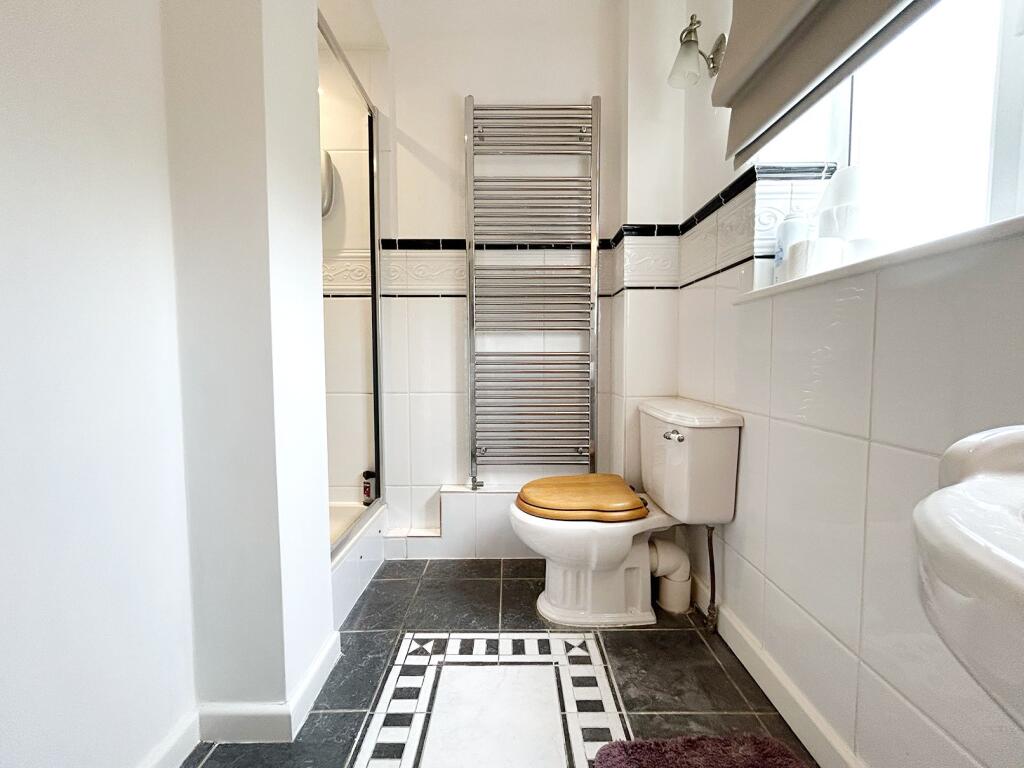 Ensuite to master bedroom