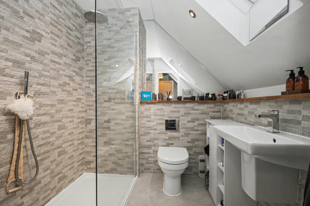 en suite shower room.JPG