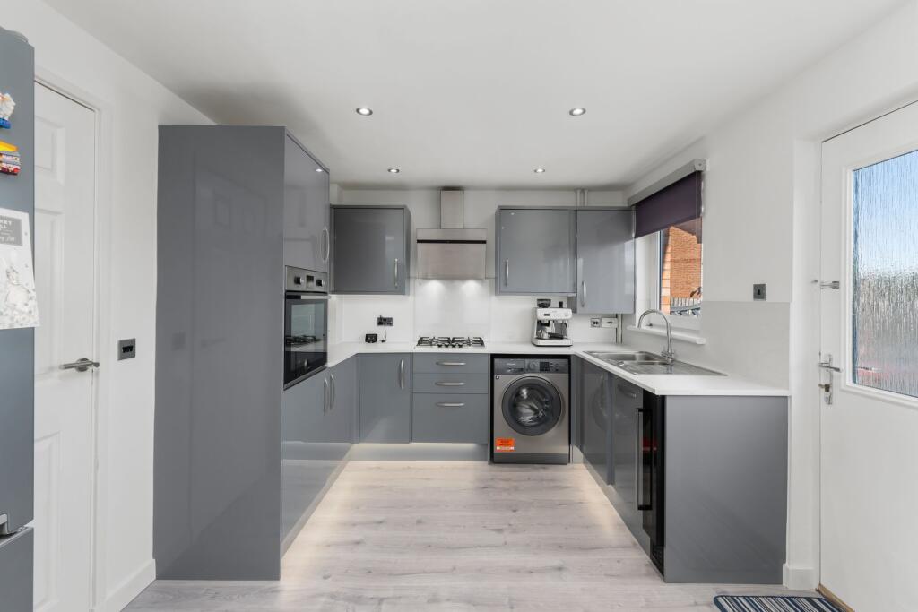 Kitchen / Dinning
