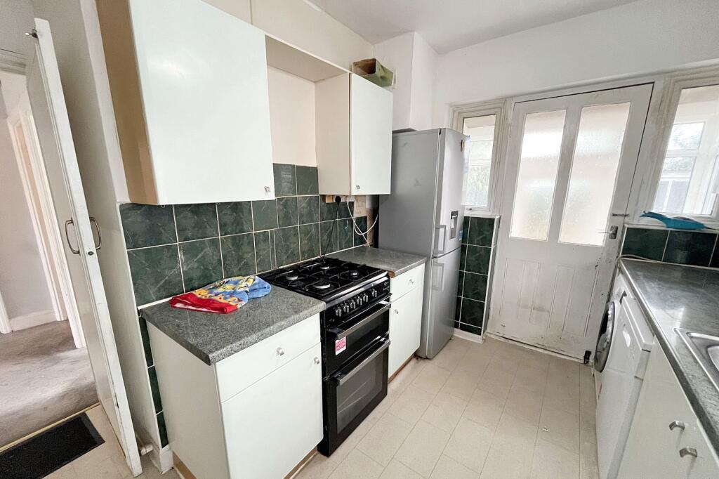 8 Oakleigh Avenue, Tolworth, Surrey KT6 7PX