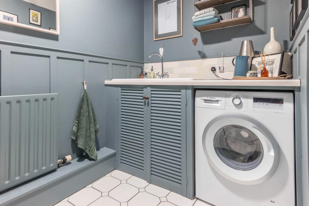 DOWNSTAIRS TOILET/UTILITY ROOM