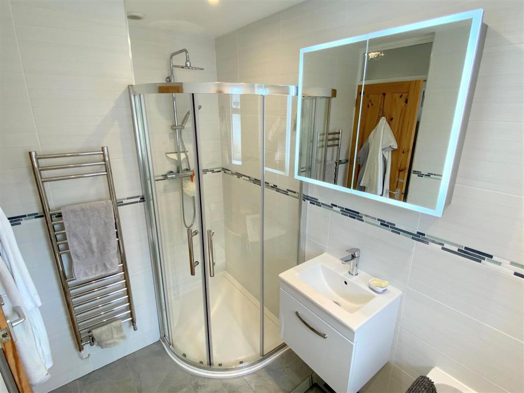 37 Penmere Drive Bathroom