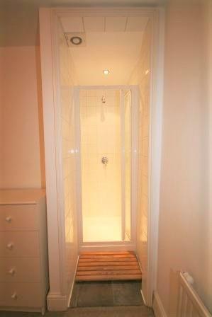 BM8upper bedroom2 shower.JPG