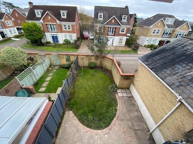 17 Drifters drive garden.jpg