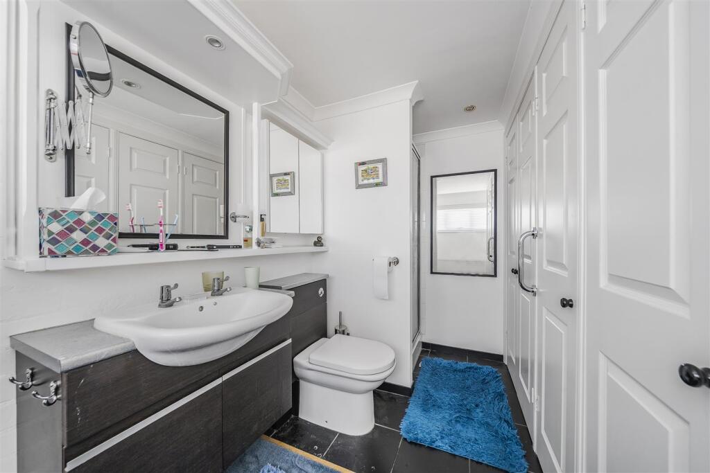 En-Suite/Walk-In Wardrobe