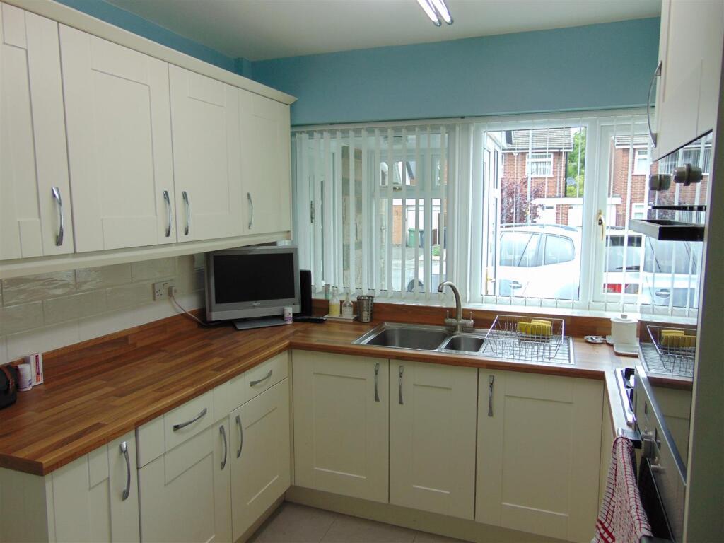 LUXURY FITTED KITCHEN