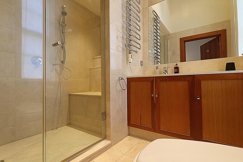 En Suite (Bedroom 3)