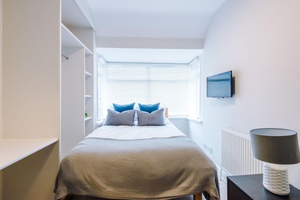 41TR - Bedroom