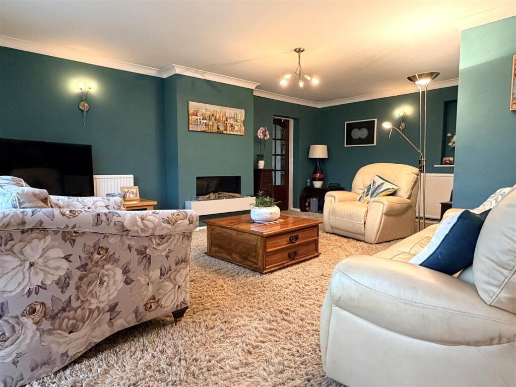 OPEN PLAN LOUNGE &amp; DINING ROOM