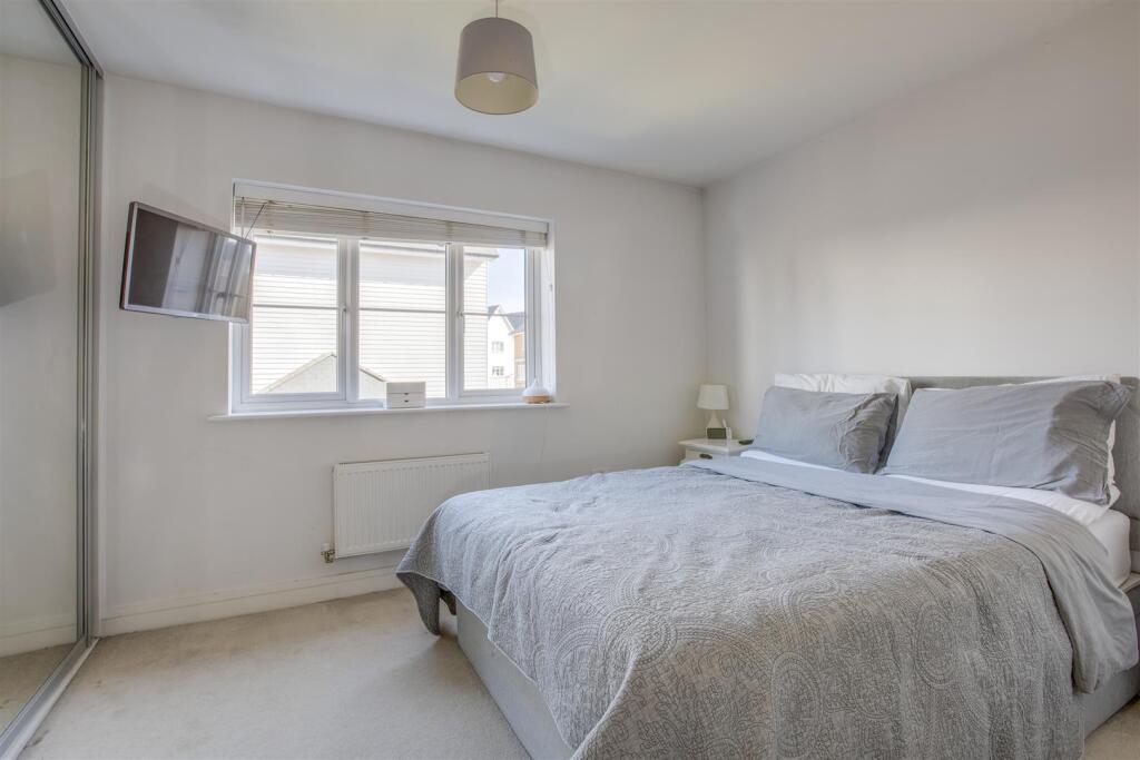1 Greenwich Drive, HP11 1GT-2.jpg