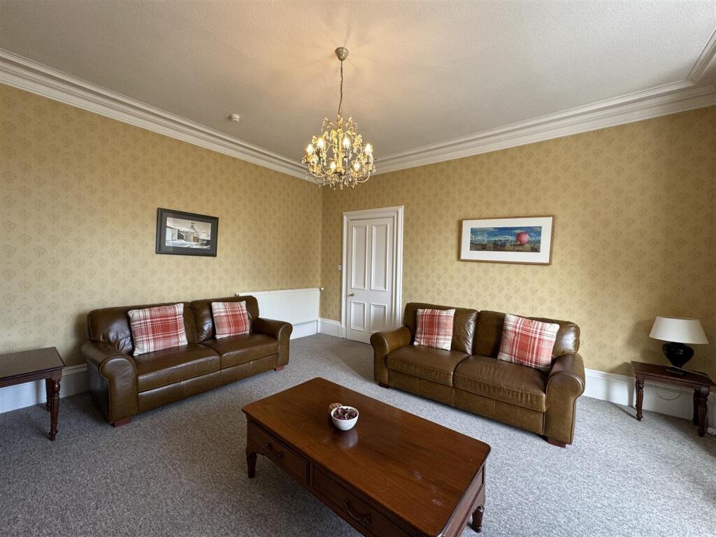LOUNGE 3.JPG