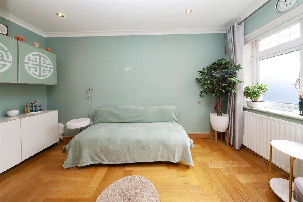 Bedroom/study