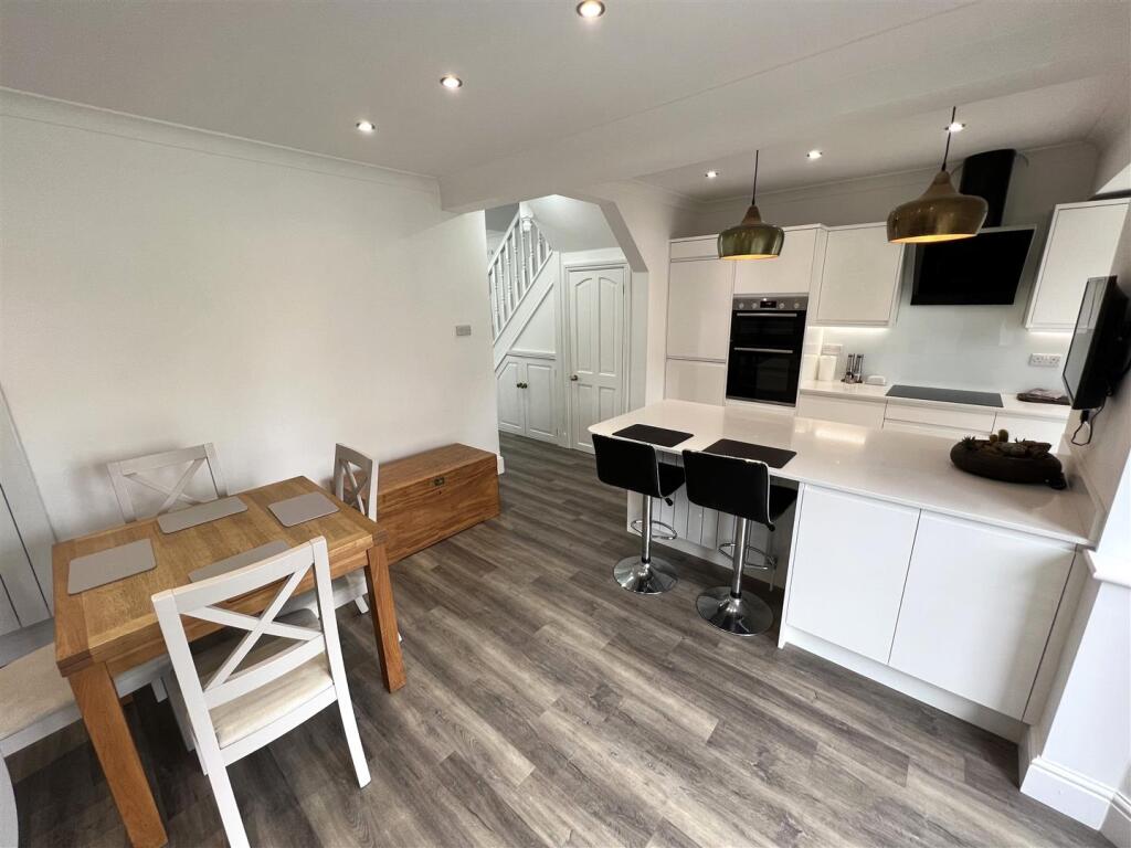 LARGE LIVING KITCHEN