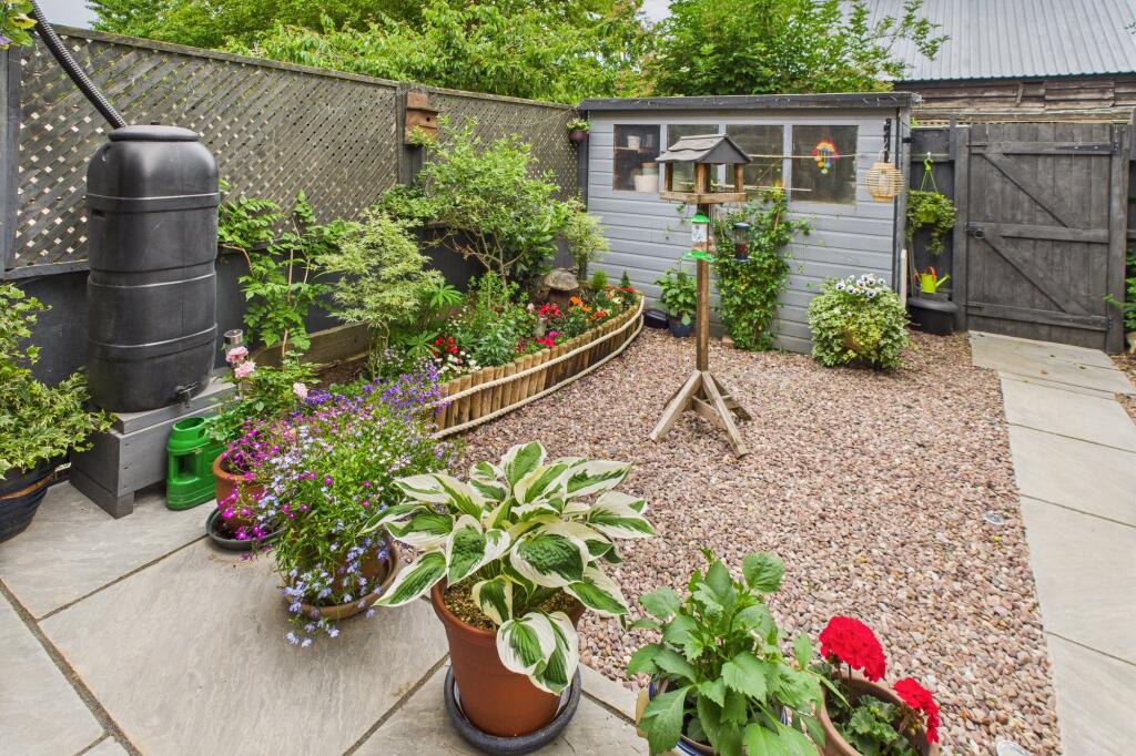 CAM02519G0-PR0300-STILL019