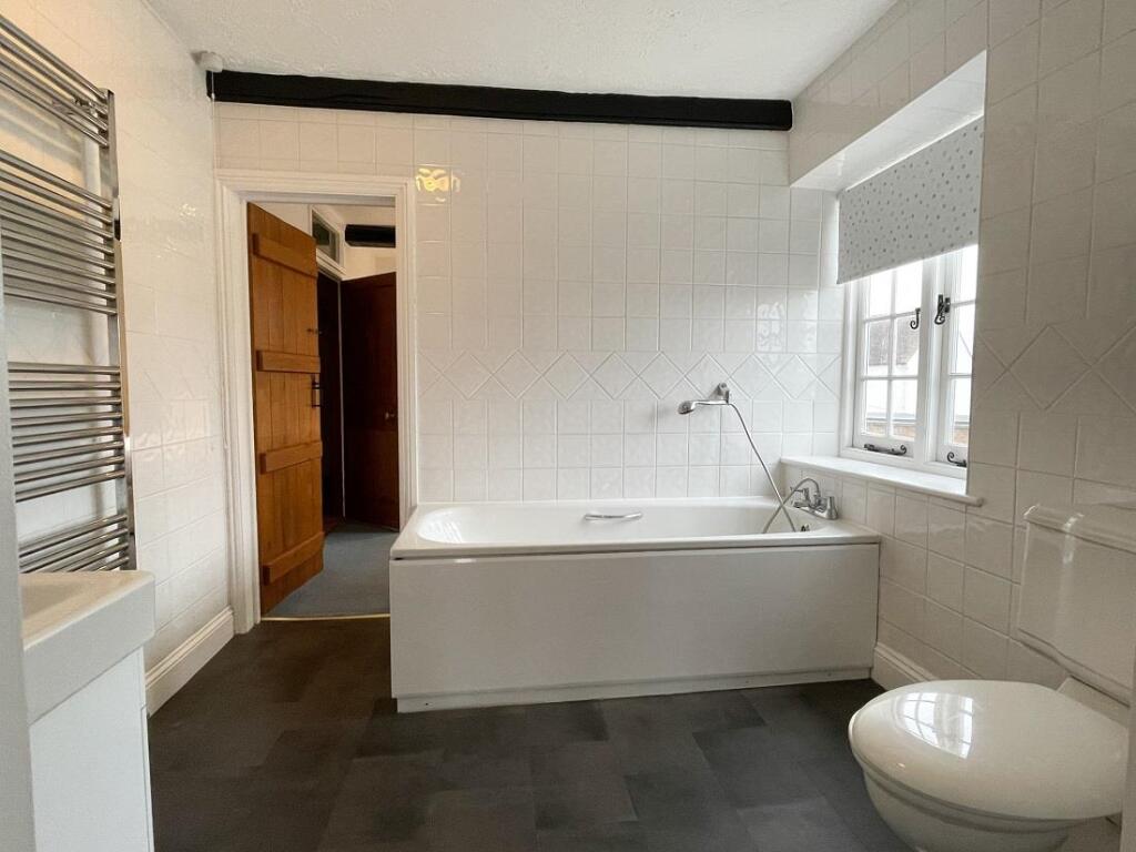 joint_bathroom_zjmmmv.jpg