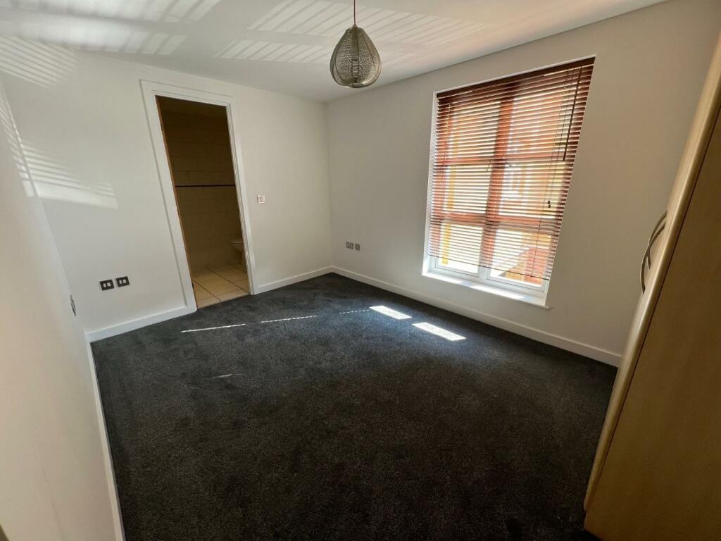 127 Caroline Way bed 3.jpg