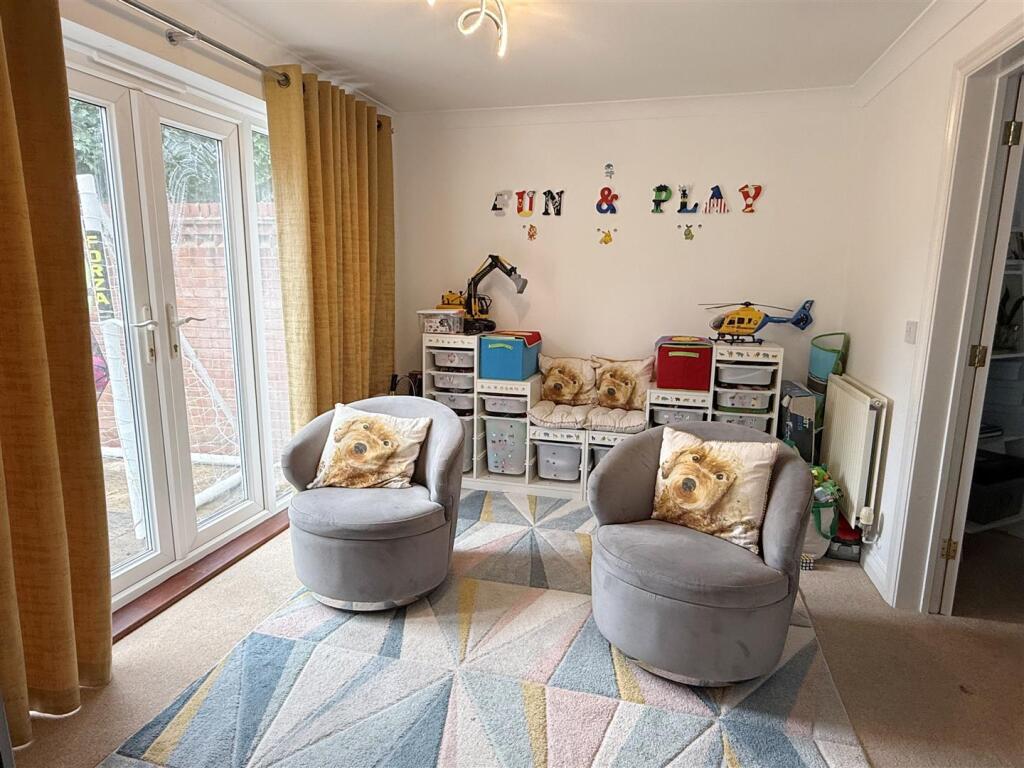 Family Room 1.JPG